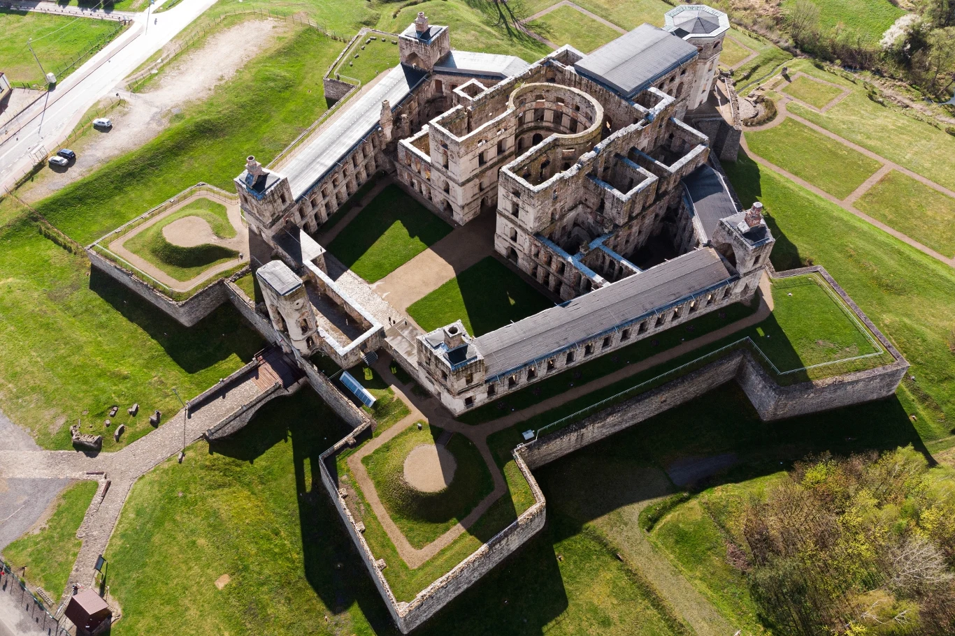 Zamek Krzyżtopór to przykład budowli w typie "palazzo in fortezza", czyli rezydencji łączącej w sobie wygodę mieszkańców z funkcją obronną.