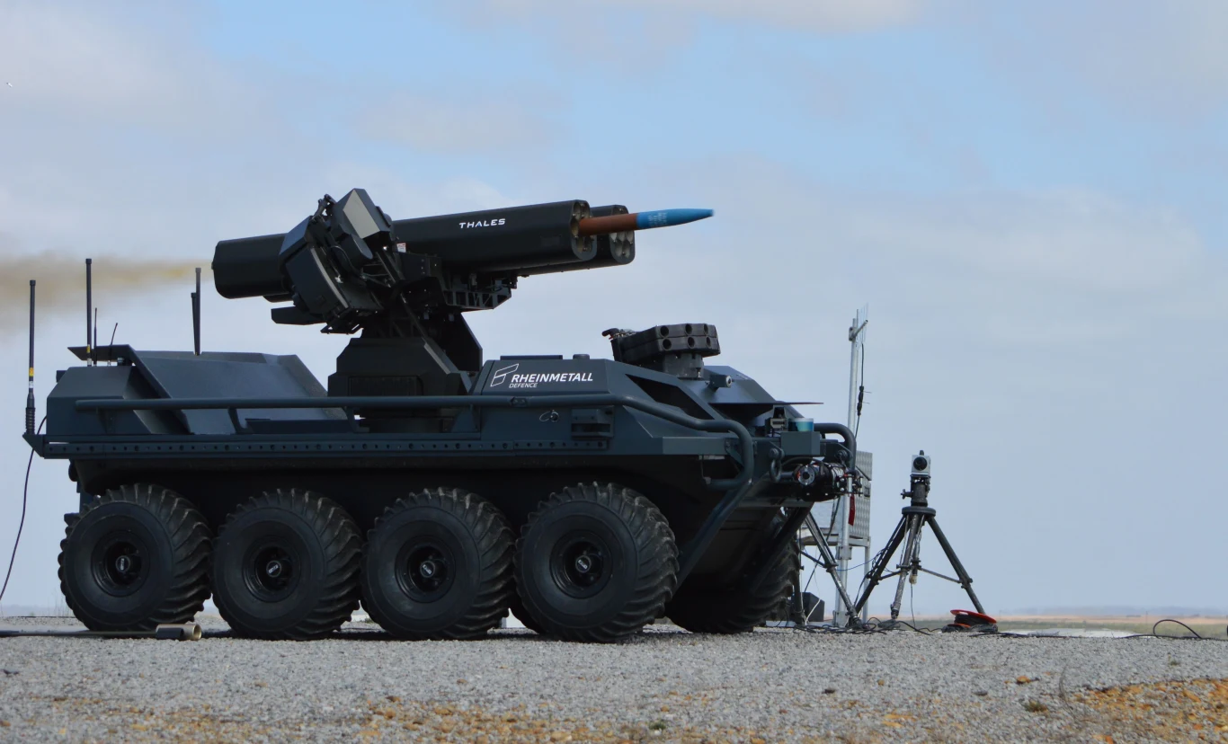 Kluczowym elementem porozumienia jest ponad 5 tys. pocisków produkowanych w zakładach Thales w Belfaście (zdj. poglądowe) Wielokołowy autonomiczny pojazd wojskowy z zamontowanym zestawem rakietowym, ustawiony na pustynnym terenie z aparaturą kontrolną wokół