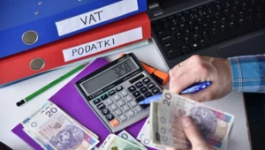 "Z opodatkowania C2H5OH pochodzącego z destylacji kartofli lub pszenicy (wódka) czy fermentacji winogron (wino) wpływy były w ubiegłym roku o 4,3% wyższe niż rok wcześniej, a z opodatkowania tegoż samego C2H5OH, ale pochodzącego z warzenia (piwo), były niższe o 0,5%"