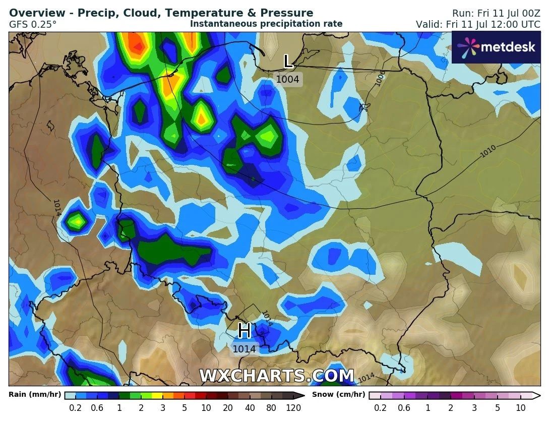Mapa Polski oraz okolicznych krajów przedstawiająca prognozę natężenia opadów, z zaznaczonymi strefami deszczu o różnym natężeniu, izobary z oznaczeniem układów wysokiego i niskiego ciśnienia oraz skalą kolorystyczną pokazującą przewidywane opady w mm ...