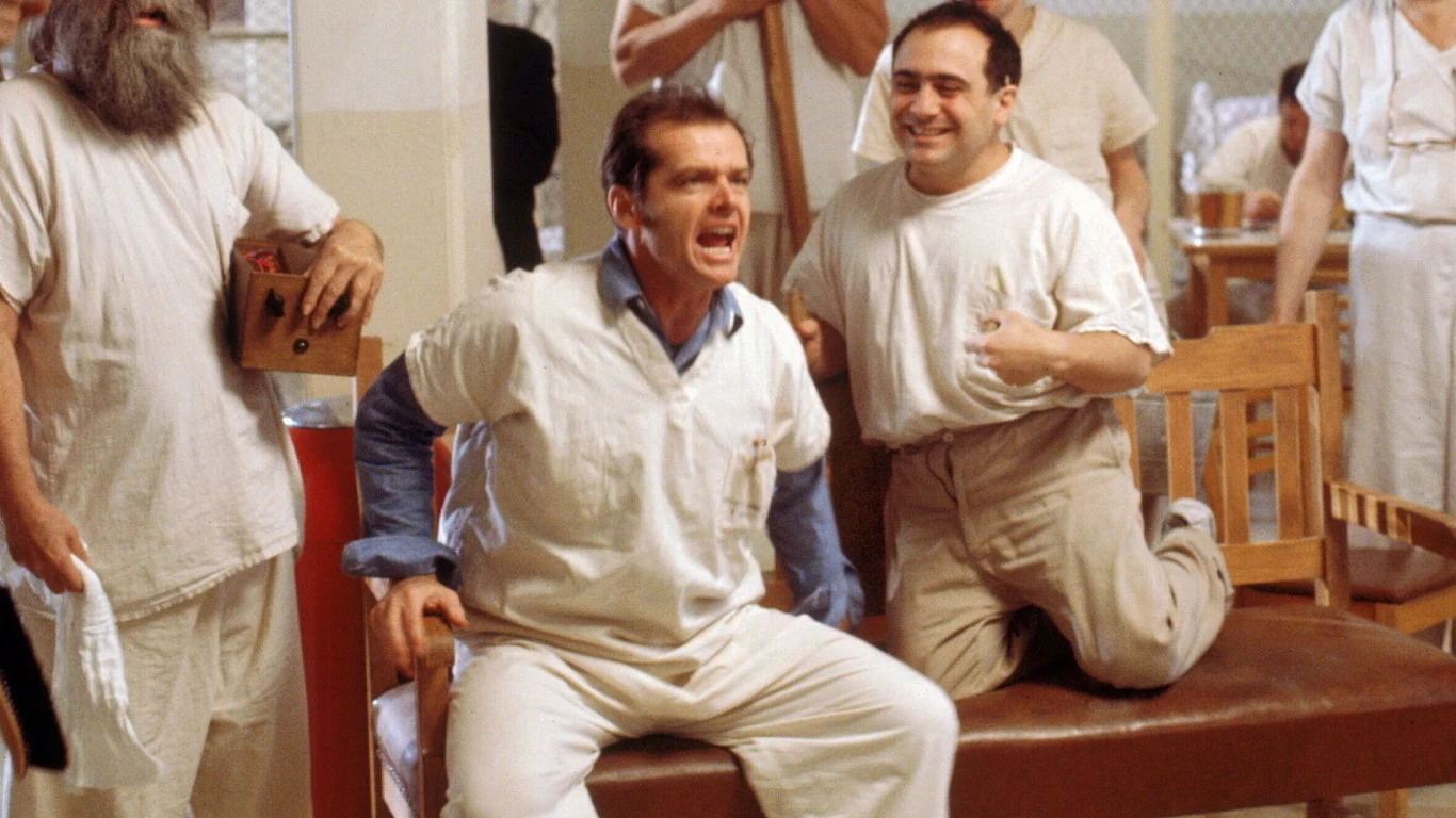 Jack Nicholson i Danny DeVito w scenie z filmu "Lot na kukułczym gniazdem"