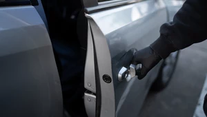 Włamują się do samochodów, ale ich nie kradną. Nowy pomysł złodziei