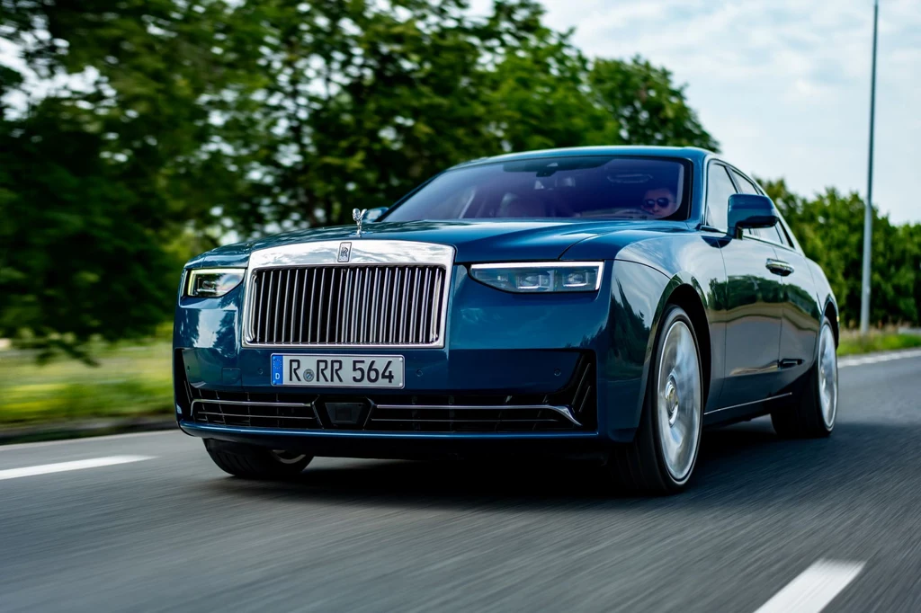 Rollls-Royce Ghost miał być stosunkowo tanim modelem w ofercie marki. Ale nie można stwierdzić, że nie jest luksusowy. Rollls-Royce Ghost miał być stosunkowo tanim modelem w ofercie marki. Ale nie można stwierdzić, że nie jest luksusowy.