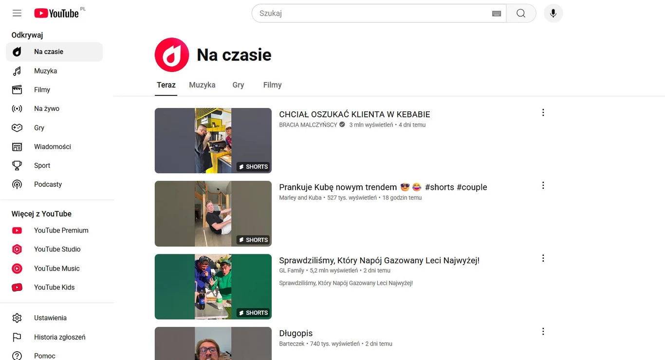 Kontrowersyjna karta "Na czasie" zostanie całkowicie usunięta z YouTube'a Interfejs strony YouTube z zakładką 'Na czasie', przedstawiający trendy filmy wideo z tytułami, miniaturami, liczbą wyświetleń oraz bocznym menu nawigacyjnym z różnymi kategoriami platformy.