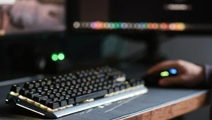 Kable, kontrolery, słuchawki i inne akcesoria peryferyjne rozrzucone luzem sprawiają, że na biurku gracza panuje notoryczny chaos