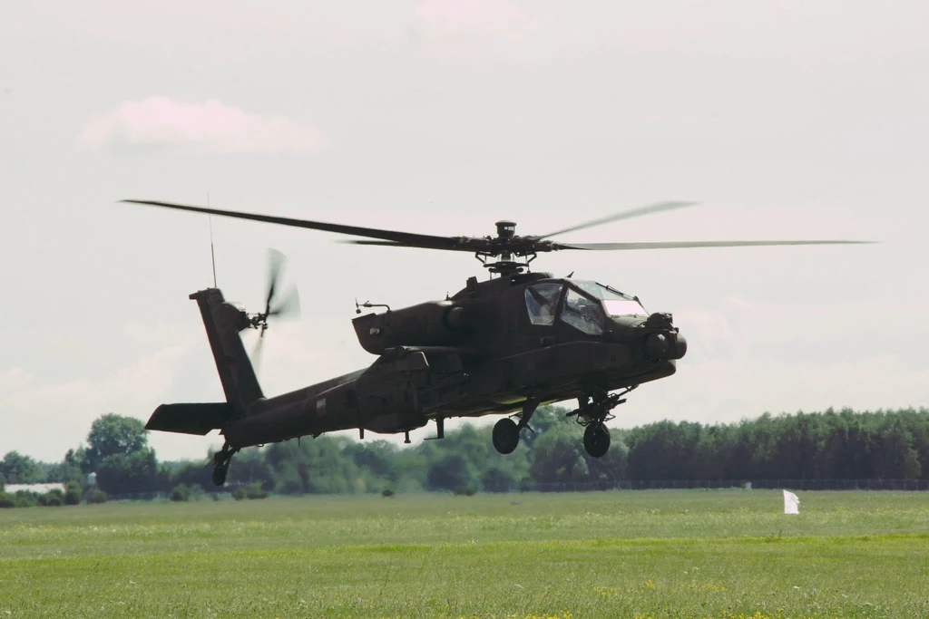 Polski pilot po raz pierwszy latał za sterami AH-64 Apache nad naszym krajem. To początek ważnego procesu