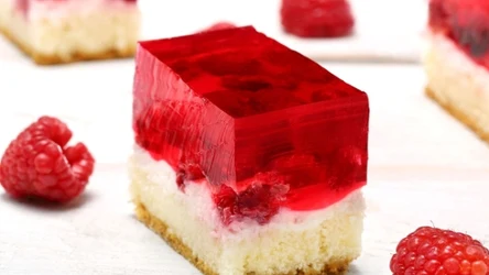 Lekkie ciasto z malinową galaretką 