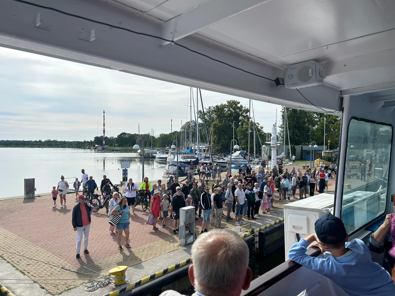 W Nowym Warpnie prom wypełnia się po brzegi