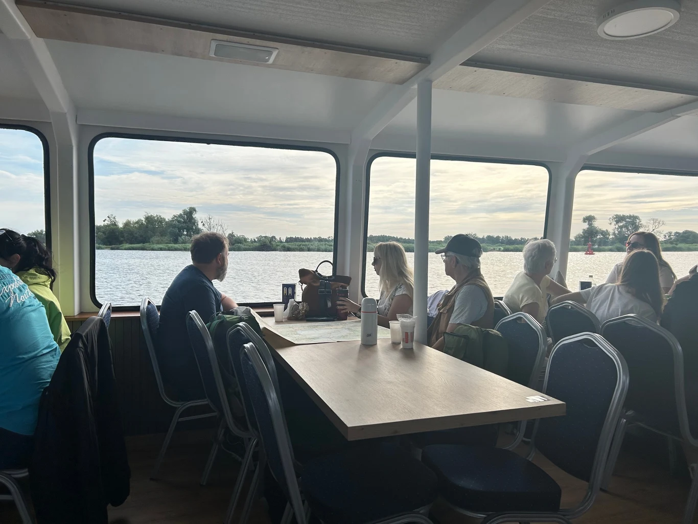 Na statku znajduje się górny pokład - odkryty, oraz dolny - zakryty