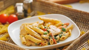 Makaron z kurczakiem to jeden z najprostszych i najlepszych obiadów, jakie możesz przygotować