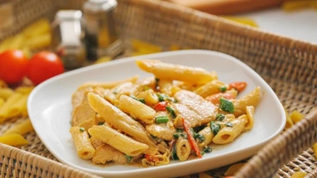 Makaron z kurczakiem to jeden z najprostszych i najlepszych obiadów, jakie możesz przygotować
