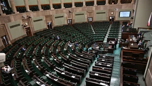 KO i PiS idą łeb w łeb, dwóch koalicjantów poza Sejmem. Jest nowy sondaż