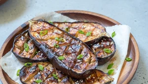 Bakłażana można przyrządzić na wiele sposobów, na przykład grillować 