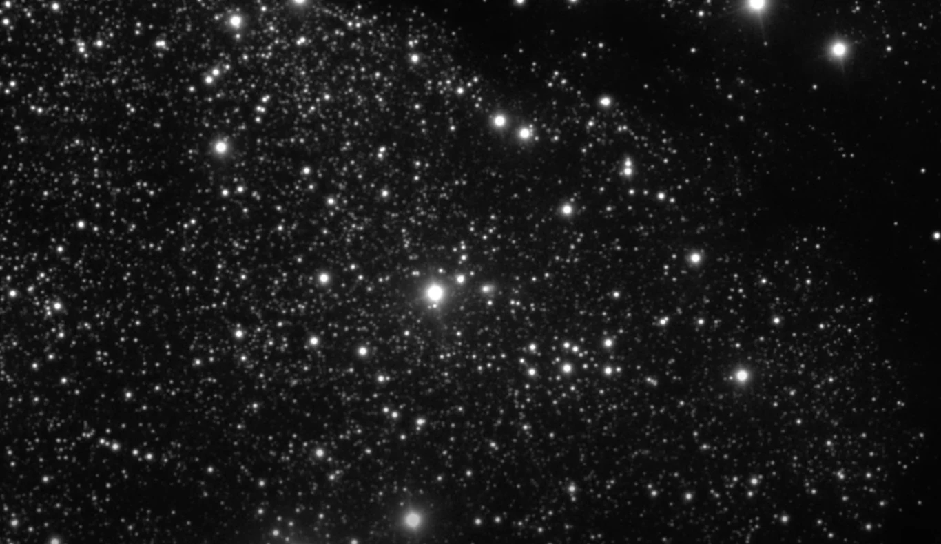 Międzygwiezdna kometa 3I/ATLAS jest starsza niż Układ Słoneczny? Tysiące jasnych punktów rozproszonych na czarnym tle, tworzących obraz gwiazd na nocnym niebie, kilka z nich wyróżnia się większą jasnością.