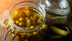 Ogórki w tej wersji mogą zaskakiwać, ale lepszych nie jadłeś. Przepis mam od sąsiadki