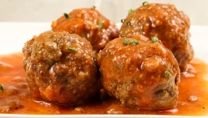 Kotlety gołąbkowe smakują podobnie jak tradycyjne danie, ale robi się je szybciej