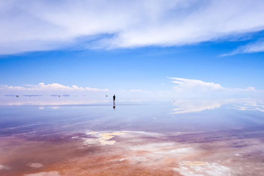 Salar de Uyuni to marzenie wielu podróżników. Boliwijskie solnisko jest jednym z cudów Ameryki Południowej.