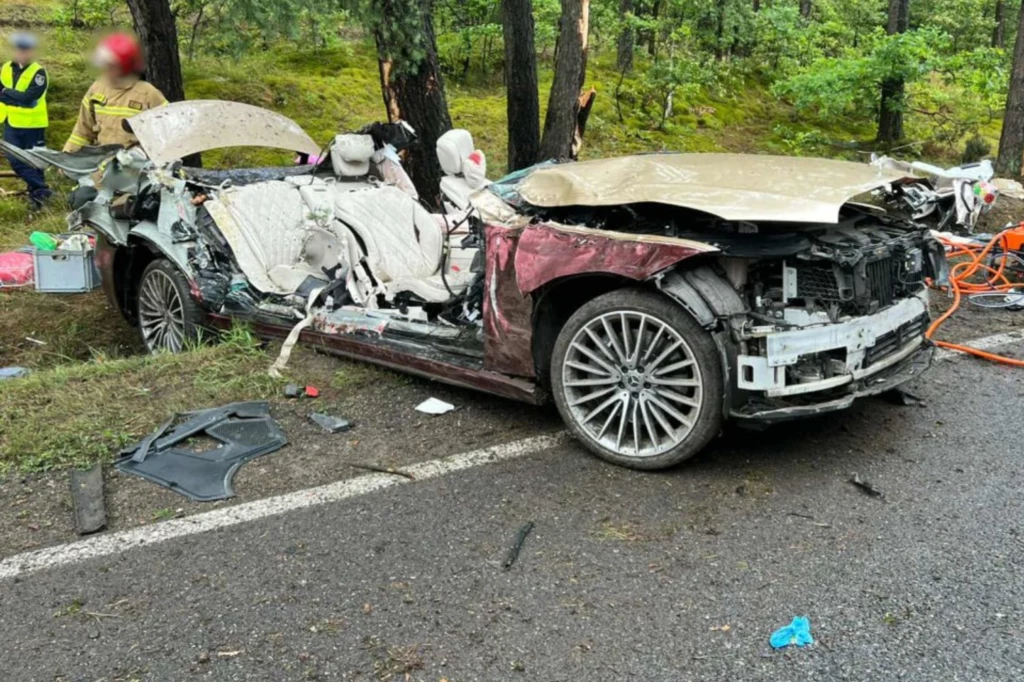 Luksusowy Maybach za 1 mln zł doszczętnie zniszczony. Kobieta została przetransportowana do szpitala, a przyczyny zdarzenia ustala policja. Luksusowy Maybach za 1 mln zł doszczętnie zniszczony. Kobieta została przetransportowana do szpitala, a przyczyny zdarzenia ustala policja.