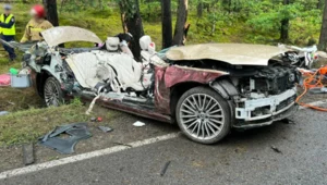 74-letnia kobieta rozbiła luksusowe auto za 1 mln zł. Seniorka ciężko ranna