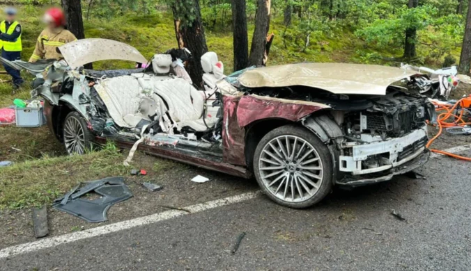 Luksusowy Maybach za 1 mln zł doszczętnie zniszczony. Kobieta została przetransportowana do szpitala, a przyczyny zdarzenia ustala policja.