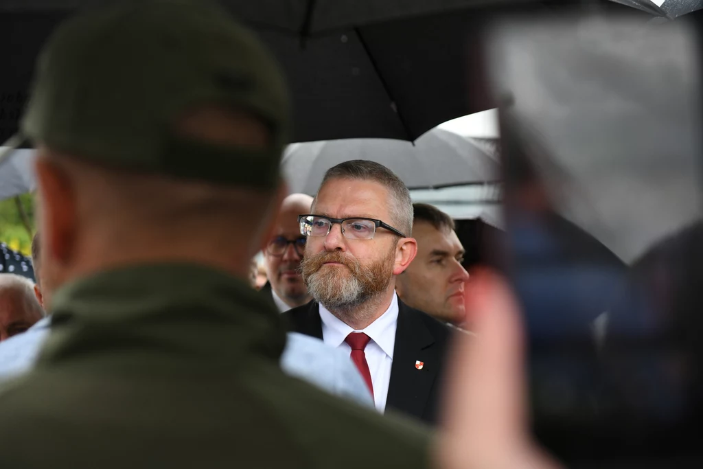 Grzegorz Braun dociera do ściany skandalu Grzegorz Braun dociera do ściany skandalu