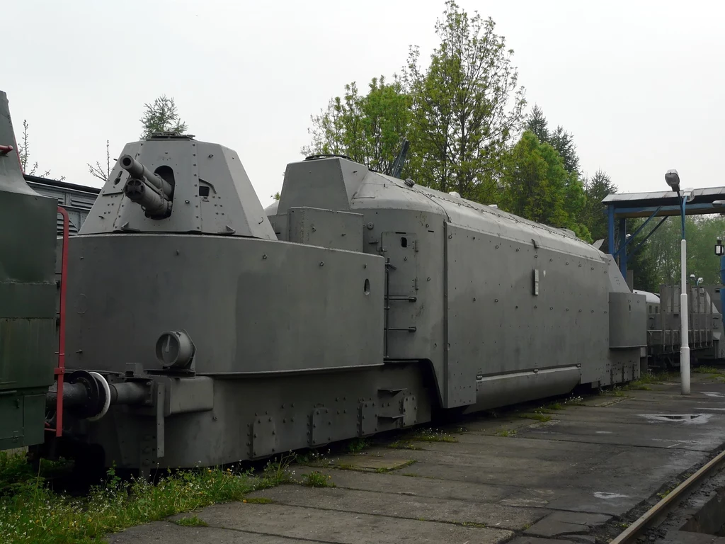 Panzertriebwagen 16 – według niektórych relacji podobnie może wyglądać "Złoty pociąg" Panzertriebwagen 16 – według niektórych relacji podobnie może wyglądać "Złoty pociąg"