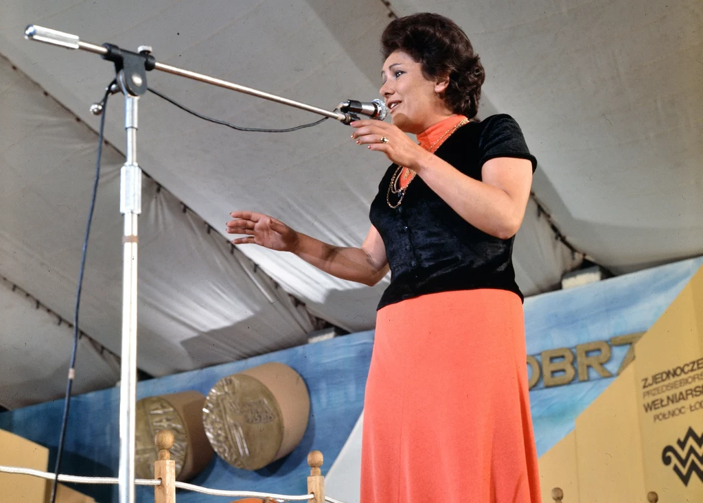 Regina Pisarek na Festiwalu Piosenki Żołnierskiej w Kołobrzegu Regina Pisarek na Festiwalu Piosenki Żołnierskiej w Kołobrzegu