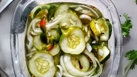 Piklowane ogórki są pysznym dodatkiem na kanapkę. Staje się soczysta i pełna smaku