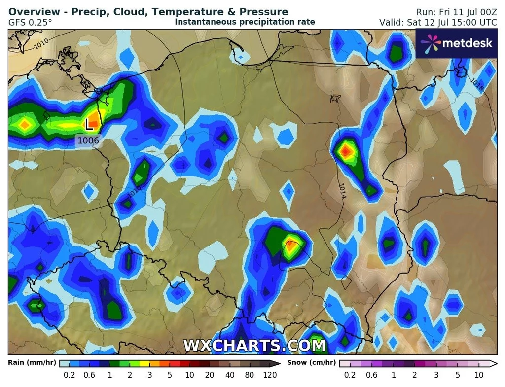Sobota będzie deszczowa praktycznie wszędzie. Dodatkowo na północnym zachodzie i południowym wschodzie pojawią się najsilniejsze burze Kolorowa mapa meteorologiczna Europy Środkowej ukazująca rozkład natężenia opadów deszczu z zaznaczonymi strefami intensywnych opadów, symbolami chmur oraz wskaźnikami ciśnienia atmosferycznego.