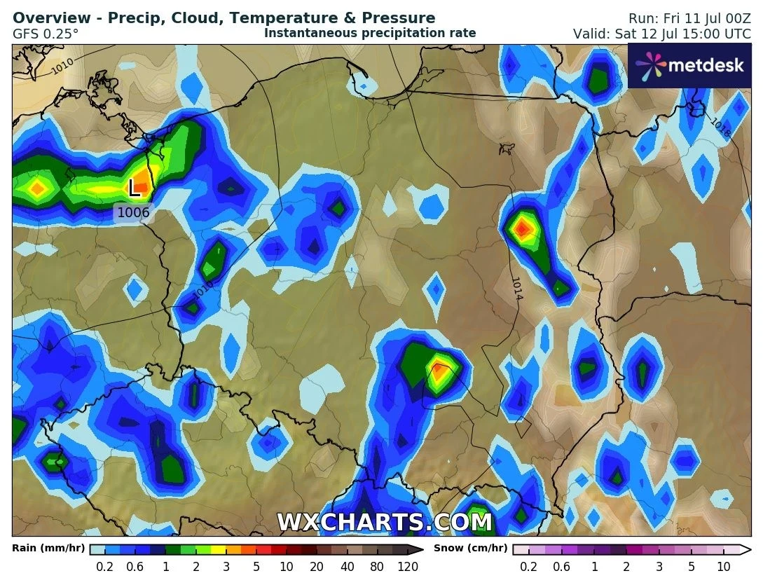 Kolorowa mapa meteorologiczna Europy Środkowej ukazująca rozkład natężenia opadów deszczu z zaznaczonymi strefami intensywnych opadów, symbolami chmur oraz wskaźnikami ciśnienia atmosferycznego.