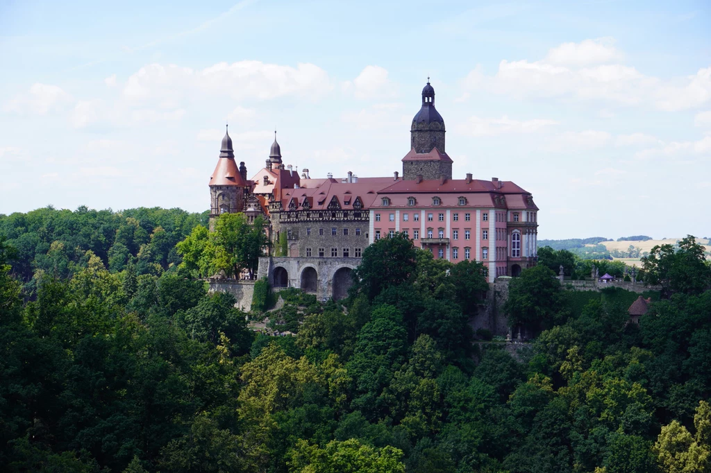 Zamek Książ i otaczający go Książański Park Krajobrazowy gwarantują wyjątkowy dzień z przyrodą i tajemniczą historią Zamek wznoszący się na skarpie otoczony lasem, masywna budowla z licznymi wieżami, czerwonymi dachami i dużą ilością okien, rozciągająca się nad zielonym wzgórzem