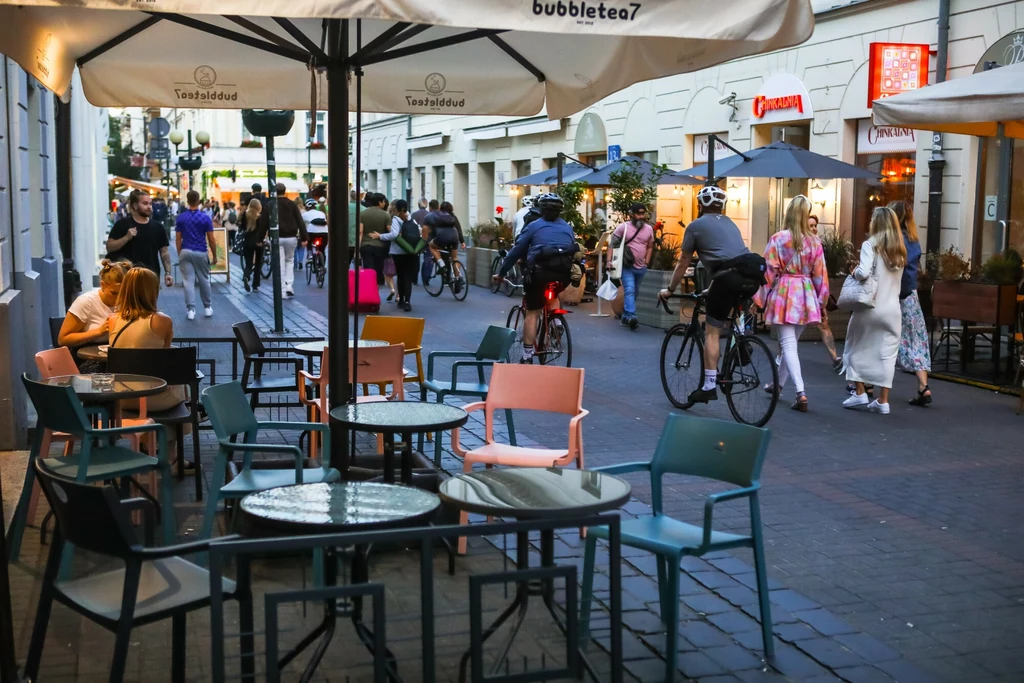 Wiele restauracji dolicza opłatę za serwis. Zdjęcie ilustracyjne