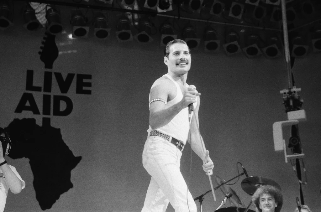 Freddie Mercury (Queen) podczas Live Aid - Stadion Wembley w Londynie, 13 lipca 1985 r. Freddie Mercury (Queen) podczas Live Aid - Stadion Wembley w Londynie, 13 lipca 1985 r.