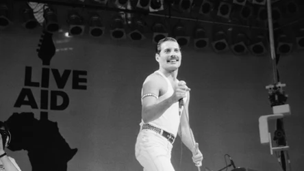 Freddie Mercury (Queen) podczas Live Aid - Stadion Wembley w Londynie, 13 lipca 1985 r.