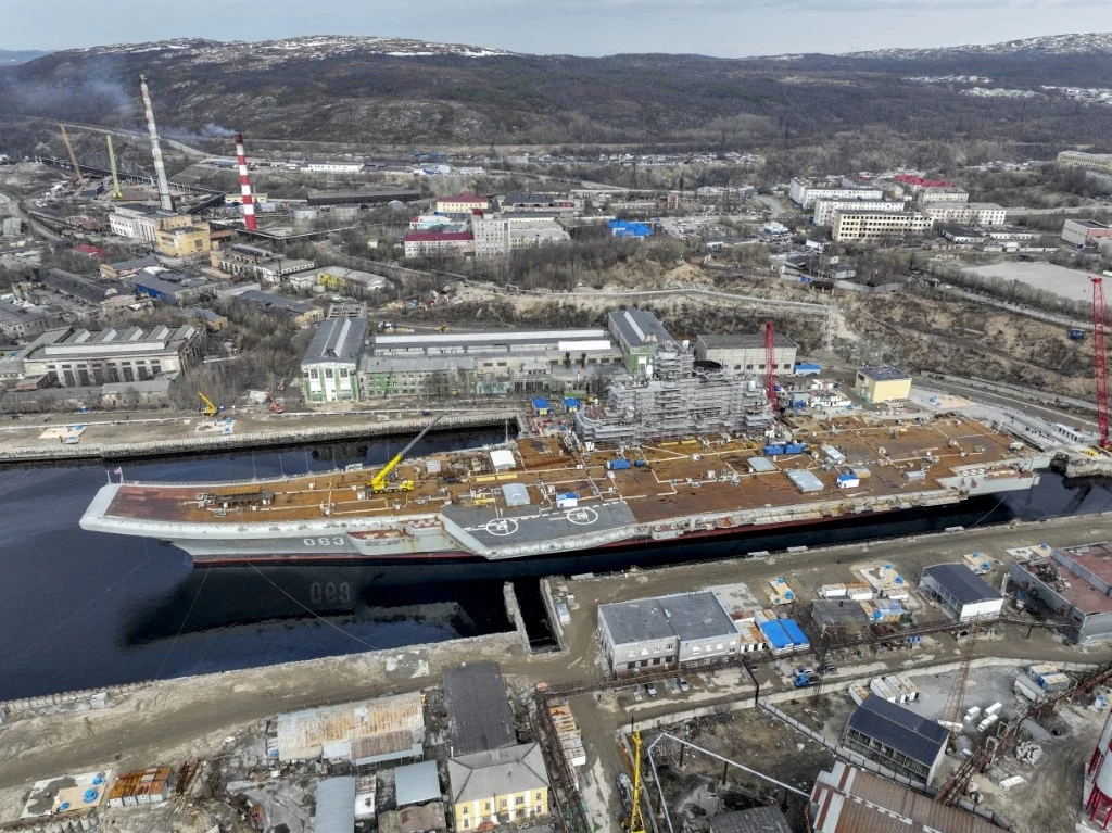 Krążownik "Admirał Kuzniecow" w Murmańsku w 2022 roku Krążownik "Admirał Kuzniecow" w Murmańsku w 2022 roku
