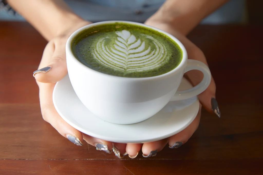 Filiżanka matchy ma aż 137 razy więcej przeciwutleniaczy niż zwykła zielona herbata