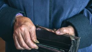 Wakacyjne zniżki dla seniorów. Na co mogą liczyć z legitymacją lub kartą? 