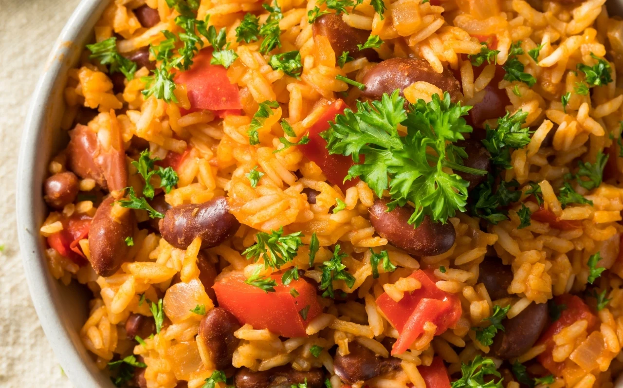 W Polsce mało znane połączenie, a zajada się nim pół świata. Ryż w tym zestawieniu to samo zdrowie