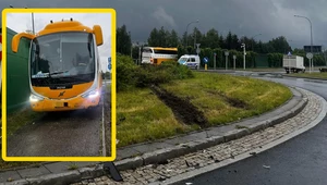 Autokar turystyczny przejechał na wprost przez centralną wyspę ronda