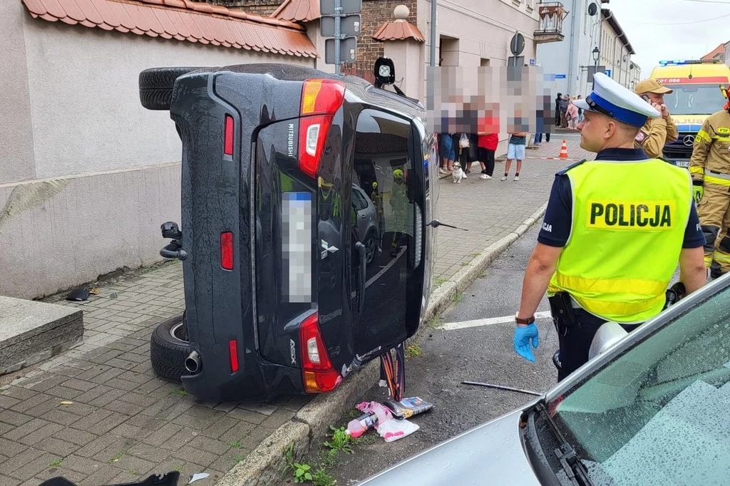 Szarża zakończył się, gdy Mitsubishi uderzyło w schody i przewróciło się na bok Szarża zakończył się, gdy Mitsubishi uderzyło w schody i przewróciło się na bok