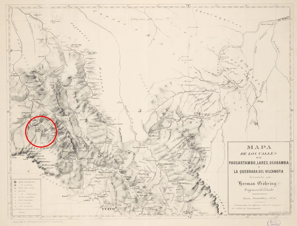 Mapa z 1874 roku, na której Herman Göhring zaznaczył Macchu Picchu oraz Huayna Picchu Stara mapa regionu górskiego z oznaczeniem rzek, dolin oraz pasma Andów, z wyraźnie zaznaczonym czerwonym okręgiem na jednym z obszarów po lewej stronie. Zawiera szczegółowe opisy topograficzne oraz nazwy geograficzne.