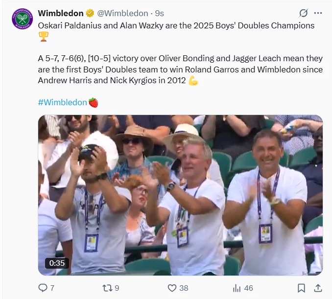 Wpadka Wimbledonu po meczu Ważnego Grupa mężczyzn ubranych w białe koszulki i identyfikatory klaszcze entuzjastycznie na trybunach sportowych, wokół nich inni kibice z uśmiechami na twarzach oraz letnimi nakryciami głowy.