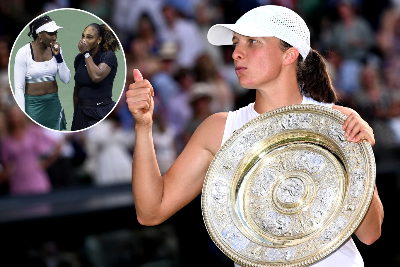 Tenisistka w białej czapce prezentuje srebrne trofeum na tle rozmazanej publiczności, w lewym górnym rogu okrągłe wstawienie z dwoma innymi tenisistkami rozmawiającymi ze sobą na korcie.