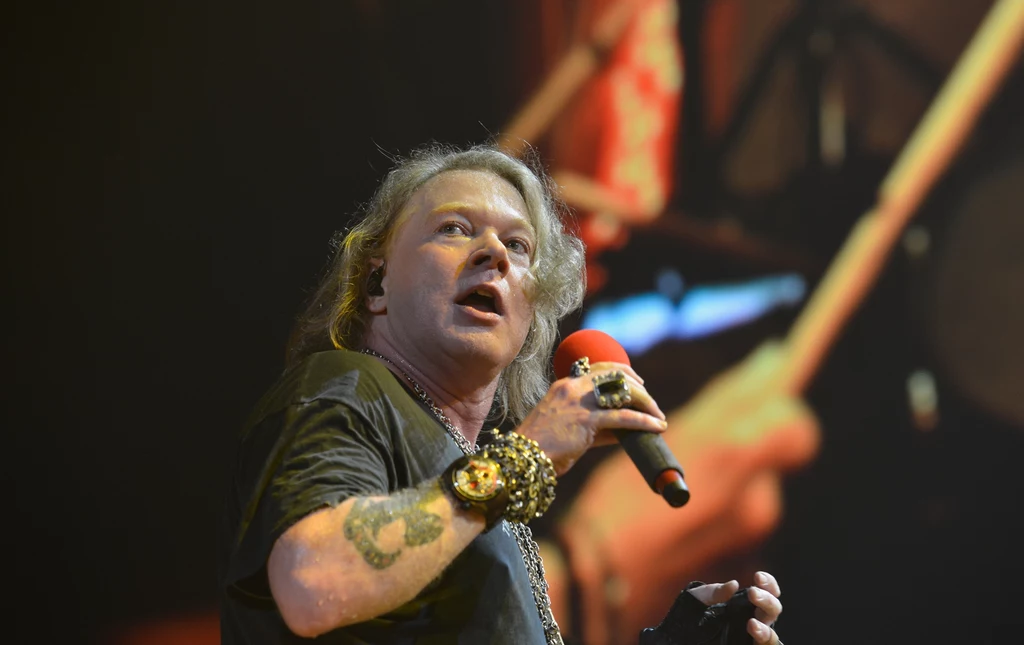 Axl Rosę stoi na czele Guns N' Roses Axl Rosę stoi na czele Guns N' Roses