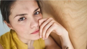 Wolą pisać niż dzwonić, unikają spotkań i tłumów. Tak objawia się lęk społeczny