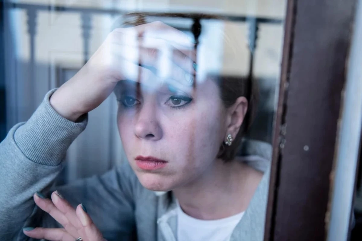 Osoby z fobią społeczną często rozwijają unikanie - stronią od kontaktu z ludźmi, unikają bezpośrednich rozmów