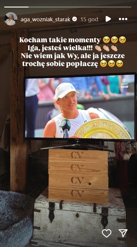 Agnieszka Woźniak-Starak skomentowała zwycięstwo Igi Świątek w Wimbledonie Telewizor wyświetla transmisję wywiadu ze znaną tenisistką w białej czapce, która po wygranej trzyma złoty puchar. W tle widać pudła z napisem CV ustawione jedno na drugim, a nad ekranem widnieje napis wyrażający wzruszenie i podziw dla zwyciężczyni.