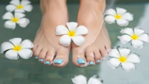 Twój pedicure może być już niemodny. Te kolory rządzą latem 2025