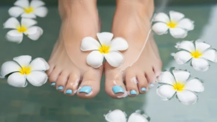 Twój pedicure może być już niemodny. Te kolory rządzą latem 2025