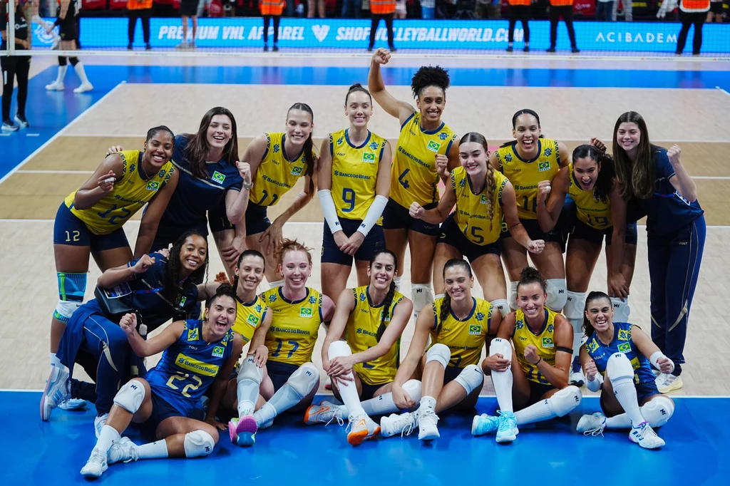 Reprezentacja Brazylii w siatkówce Grupa zawodniczek siatkarskiej drużyny narodowej ubrana w żółto-zielone stroje sportowe świętuje na boisku, uśmiechając się i wykonując gesty zwycięstwa.